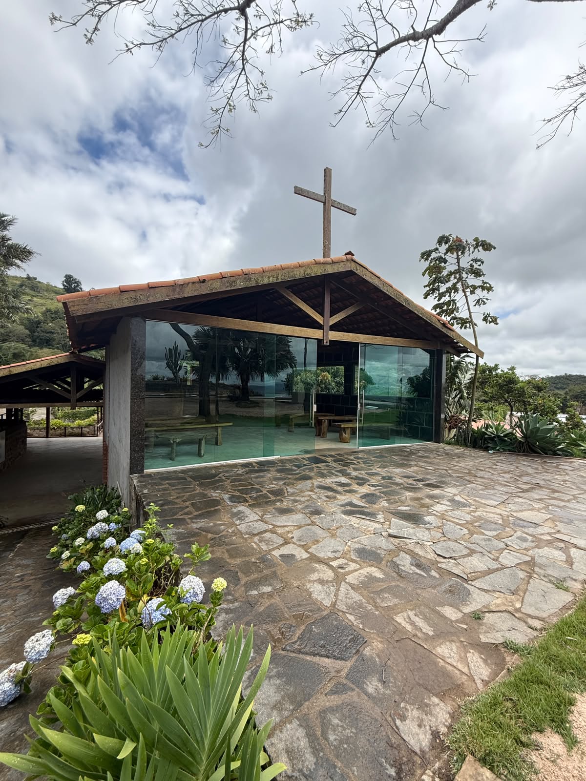 Capela do Condomínio Reserva Serra Negra, com painel de vidro e cruz de madeira