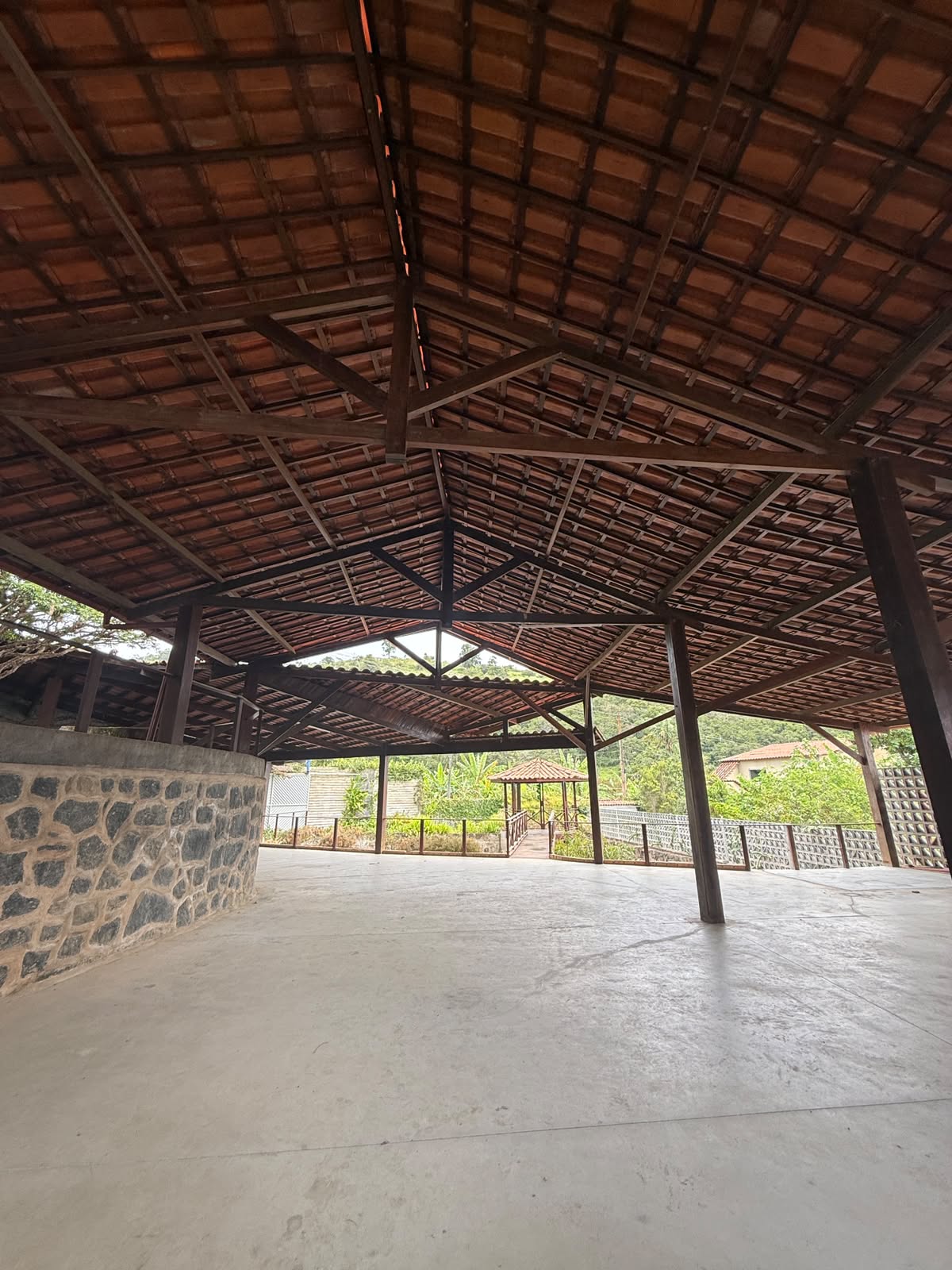Salão de eventos coberto do Condomínio Reserva Serra Negra