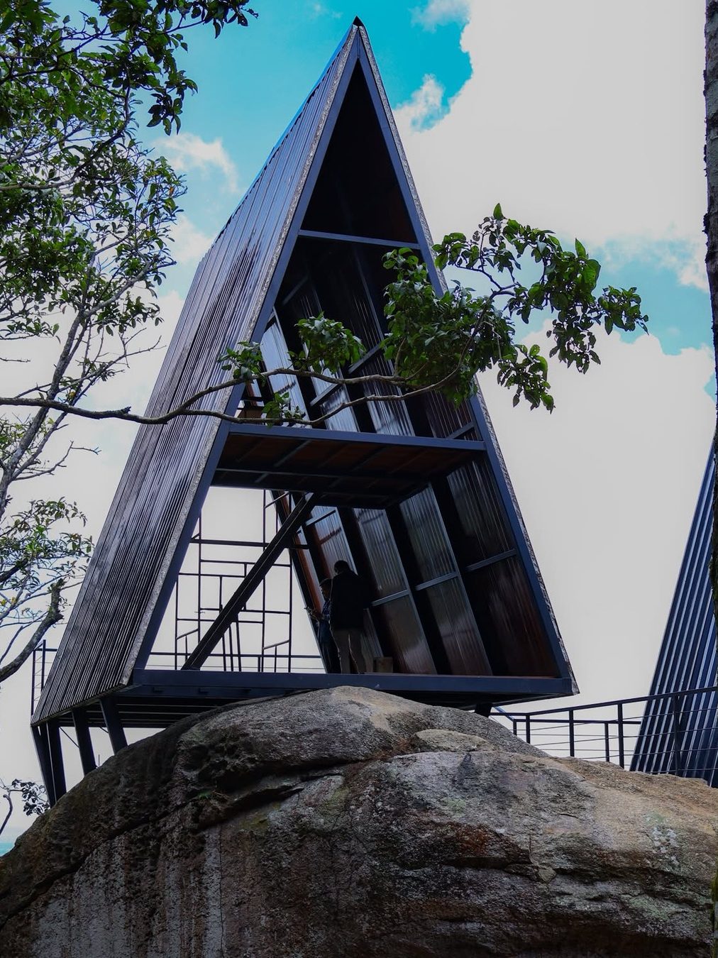 Cabana A-frame em obra, elevada sobre a formação rochosa de Serra Negra (outubro de 2026)