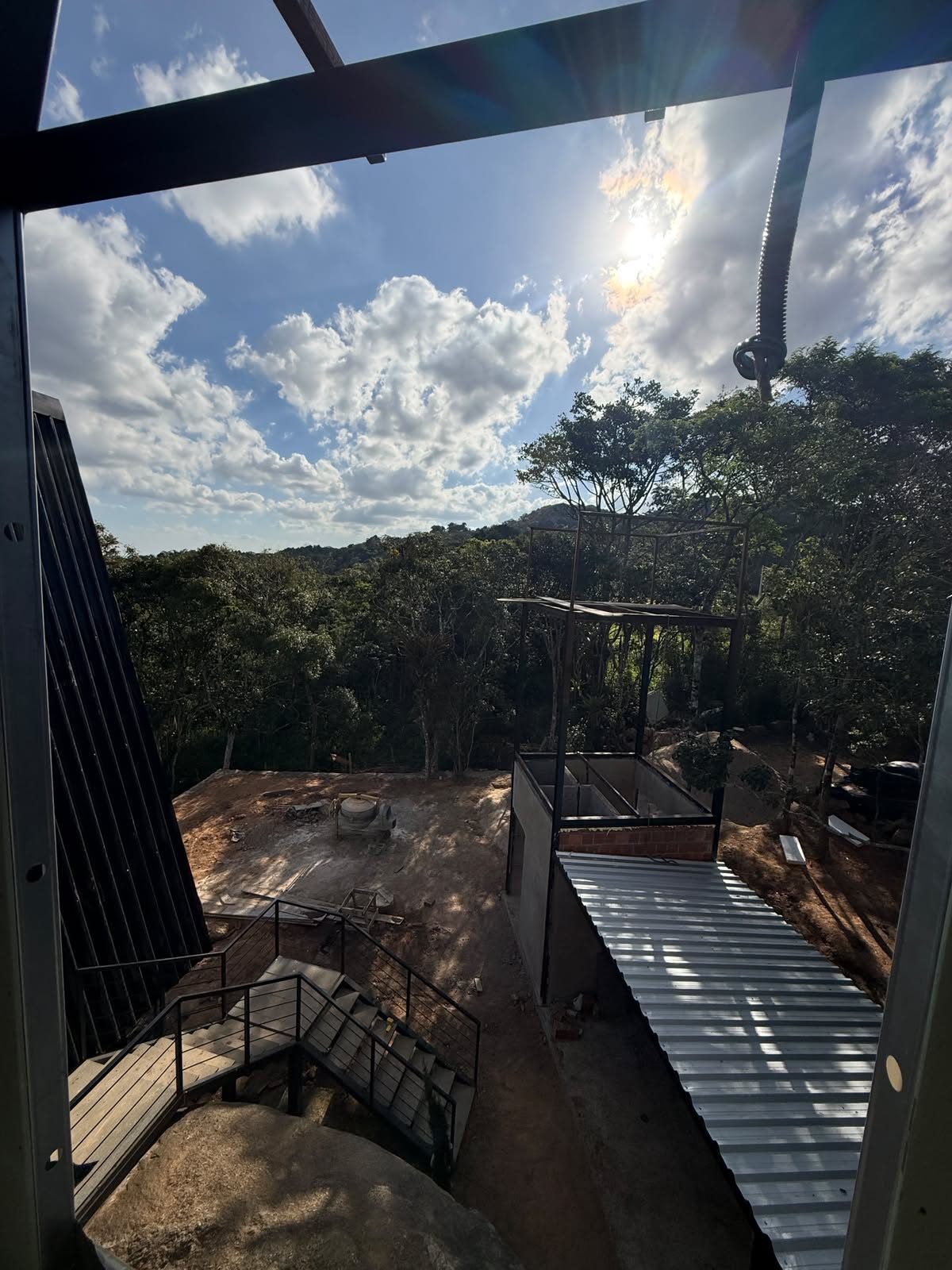 Deck e passarela de acesso às cabanas, com vista para a mata (outubro de 2026)