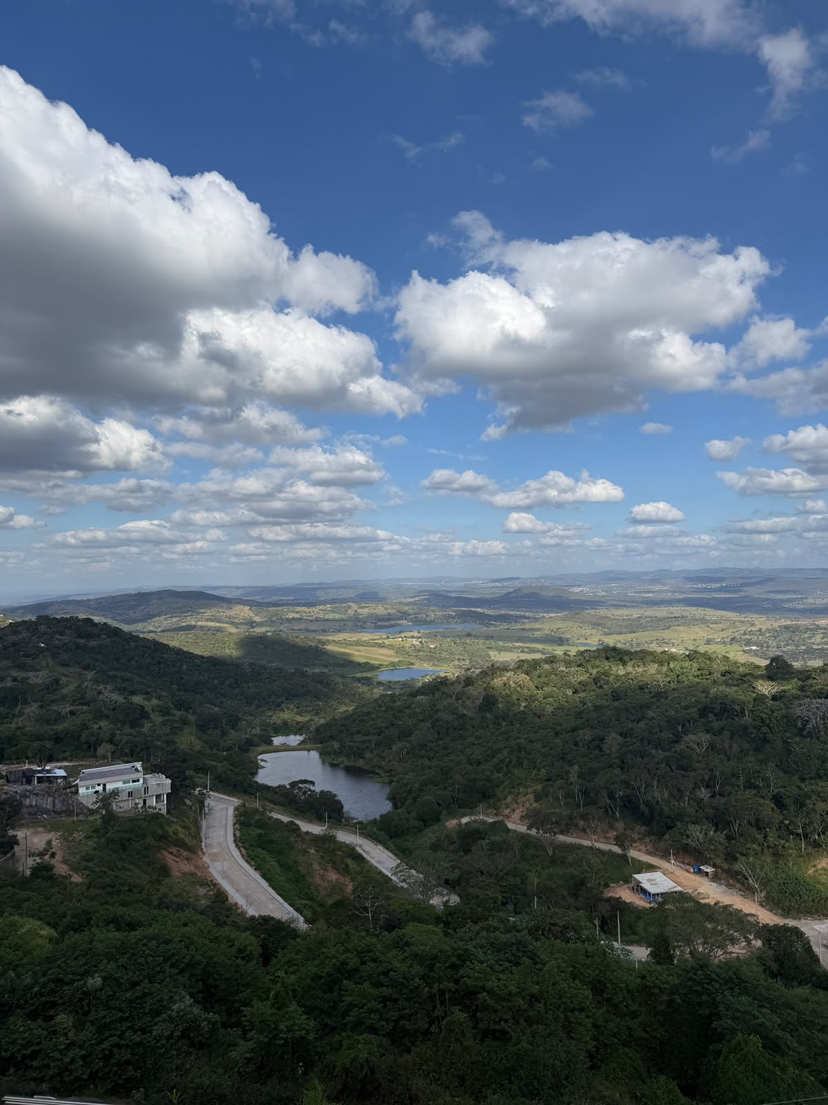 Vista do vale e dos açudes a partir do terreno das cabanas, em Serra Negra, Bezerros (outubro de 2026)